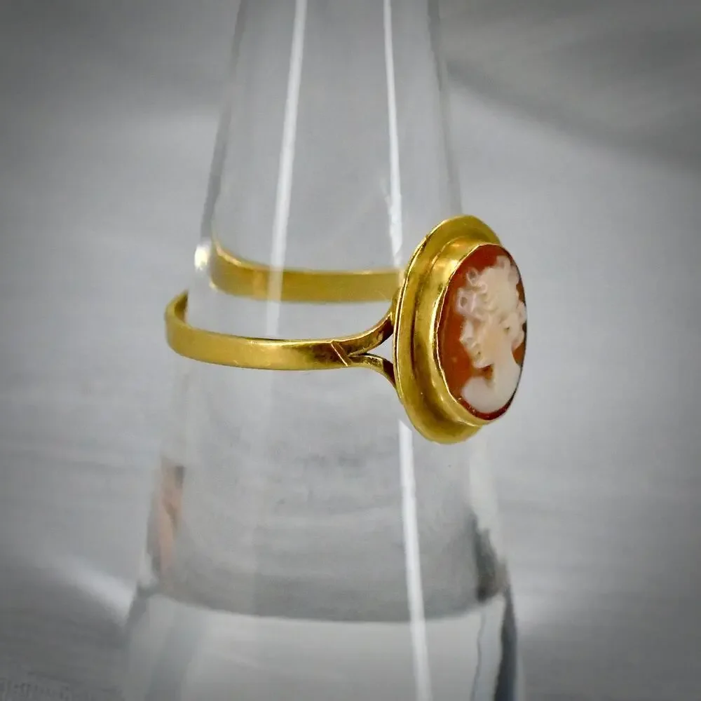 Vintage Italian 18K 750 Yellow Gold Carved Shell Cameo Ring Size 7 1.55g 13mm